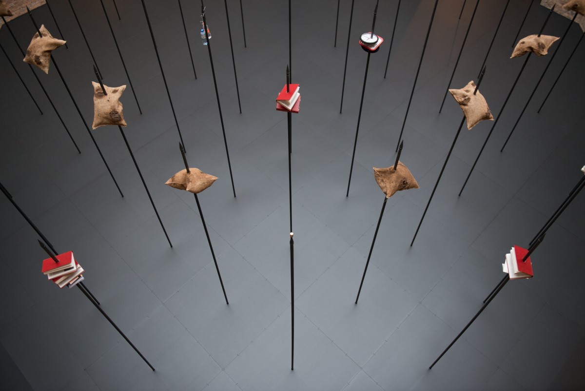André Komatsu projetou 51 lanças fixadas ao piso, com objetos em cada ponta  (Foto: Levi Fanan/Pinacoteca de São Paulo)