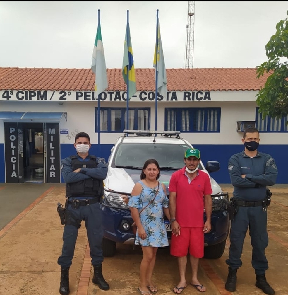 Renato e Ariana acionaram a Polícia Militar após encontrarem R$ 2 mil em uma agência bancária, em MS. — Foto: Polícia Militar/Divulgação
