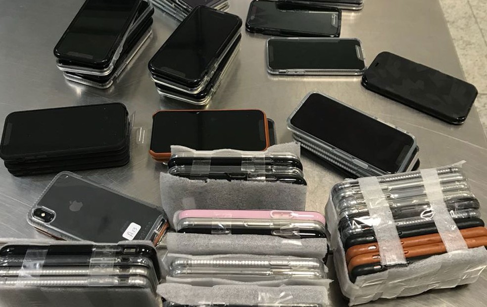 Passageiro Ã© flagrado com 246 iPhones em trÃªs malas na volta dos Estados Unidos. no desembarque do Aeroporto de Guarulhos (Foto: Receita Federal/DivulgaÃ§Ã£o)