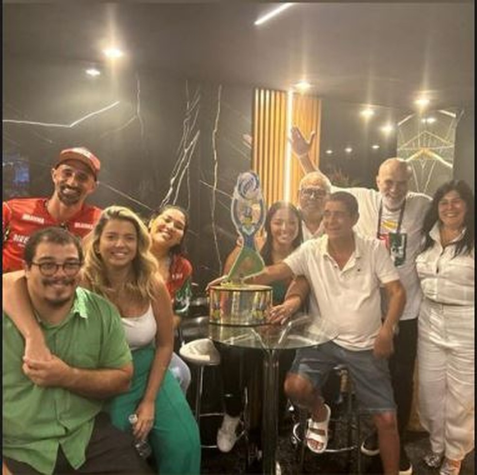 Zeca Pagodinho com o troféu de 6º lugar do carnaval — Foto: Reprodução redes sociais