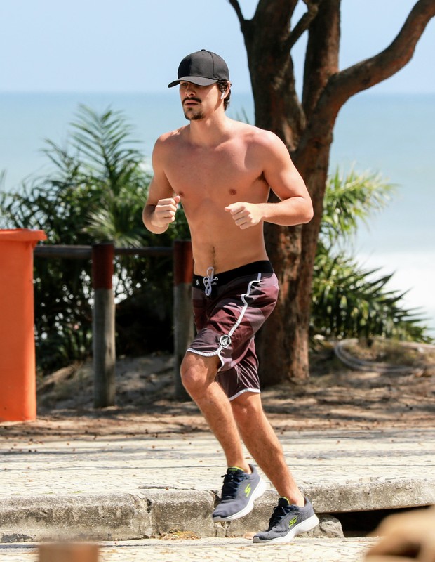 Bruno Montaleone corre na praia da Barra da Tijuca (Foto: Dilson Silva/AgNews)