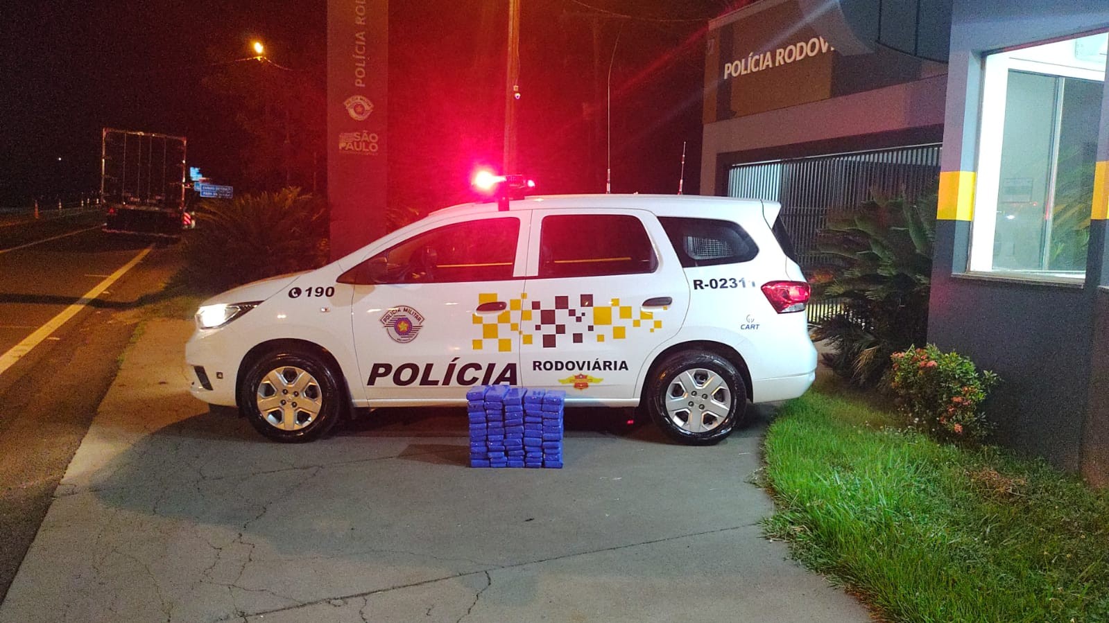 Dupla é presa com quase 60 tabletes de maconha escondidos em porta-malas de carro em Florínea