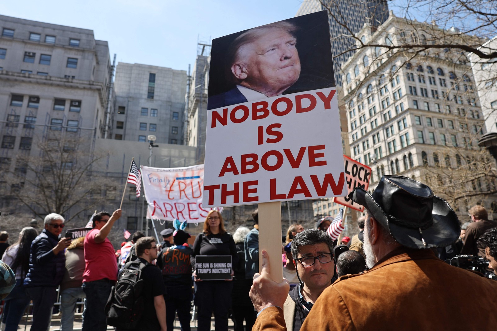 Pessoas protestam contra o ex-presidente Donald Trump do lado de fora do Tribunal Criminal de Manhattan — Foto: SPENCER PLATT / GETTY IMAGES NORTH AMERICA / Getty Images via AFP