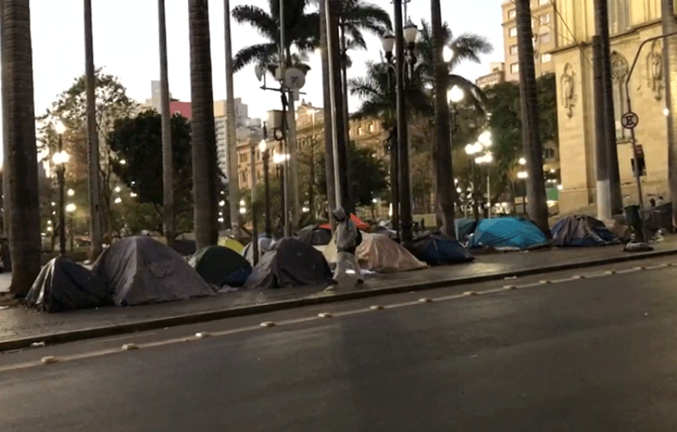 Moradores de rua dormem dentro de barracas na Praça da Sé, no Centro de SP — Foto: Paula Paiva Paulo/g1