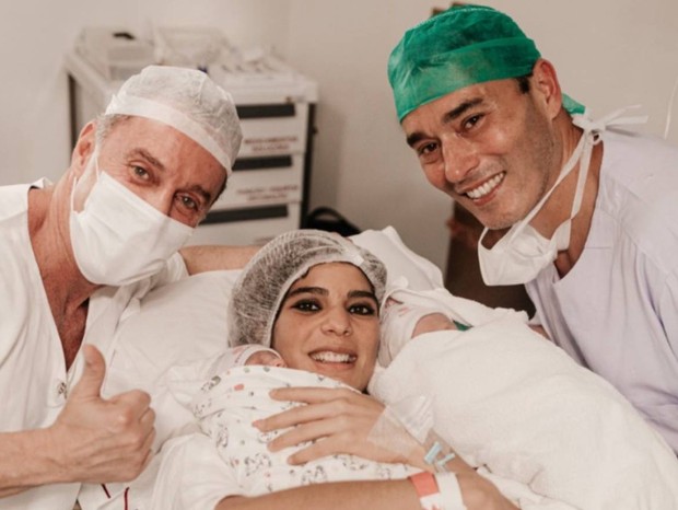 André Rizek e Andréia Sadi após o nascimento dos filhos gêmeos com o Médico Ginecologista e Obstetra, Doutor Renato Kalil  (Foto: Reprodução/Instagram)