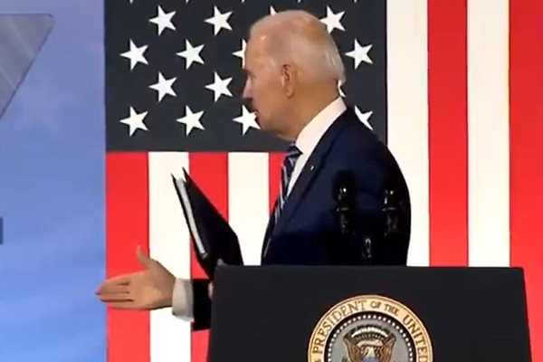 Internautas repercutem o momento curioso envolvendo Joe Biden (Foto: Reprodução/Twitter)