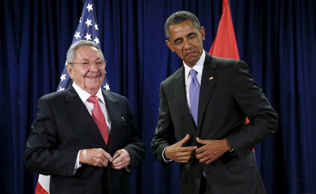 Os presidentes americano Barack Obama e cubano Raúl Castro durante encontro na sede da ONU nesta terça-feira (29) (Foto: Kevin Lamarque/Reuters)