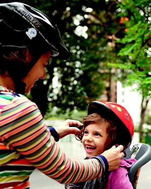 A Produtora Silvia Ballan e a filha Marina; bicicleta; filhos (Foto: Raoni Maddalena)