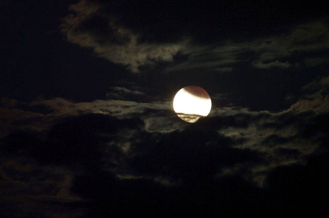 Eclipse lunar parcial ocorre quando apenas uma parte da Lua entra na sombra da Terra (Foto: Brad Riza/Nasa)
