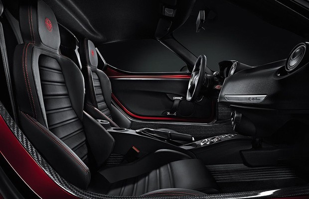 Interior do Alfa Romeo 4C mostra ampla aplicação de fibra de carbono (Foto: Divulgação)