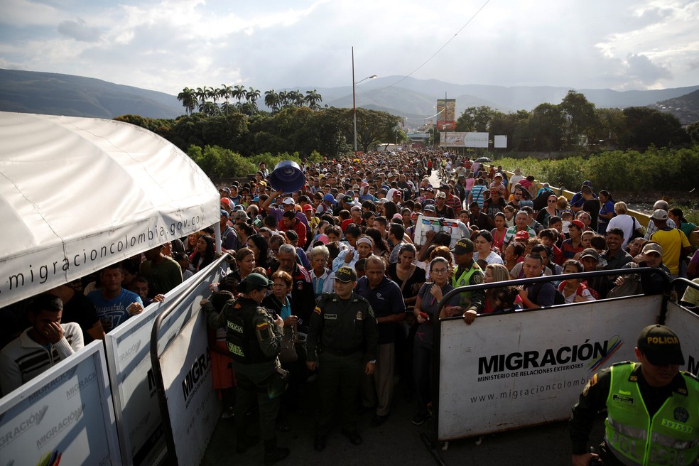 Fila na fronteira de Cúcuta no final de janeiro (Foto: Reuters/Carlos Garcia Rawlins)