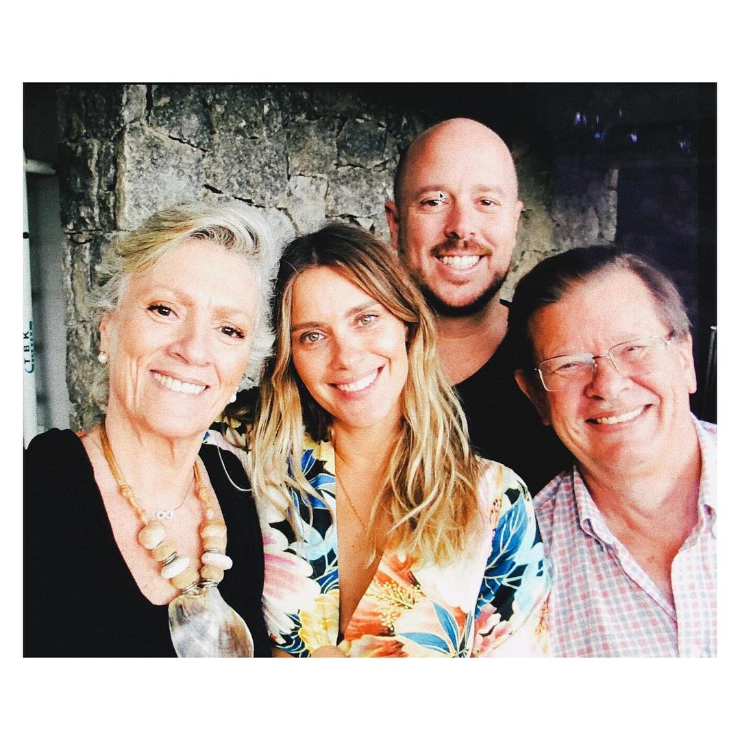 Carolina Dieckmann com a mãe, pai e um dos irmãos (Foto: Instagram/ Reprodução)