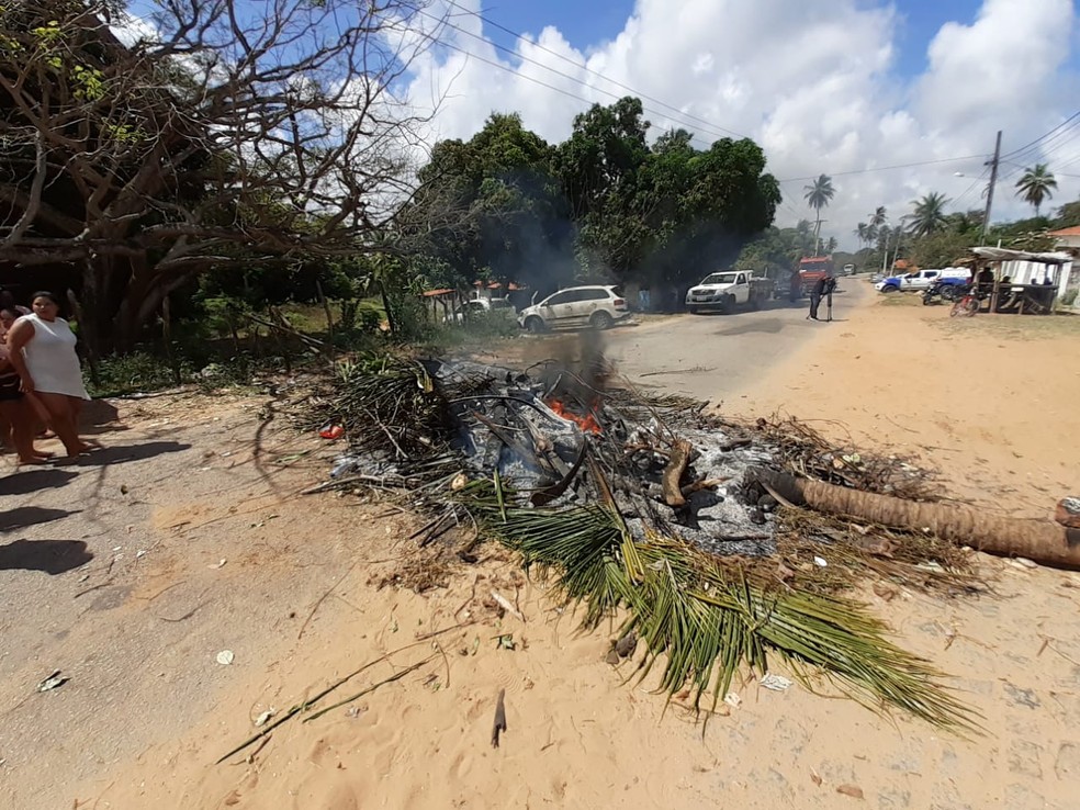 Jovem é morto a tiros durante madrugada e comunidade faz protesto em Extremoz  — Foto: Kleber Teixeira/Inter TV Cabugi