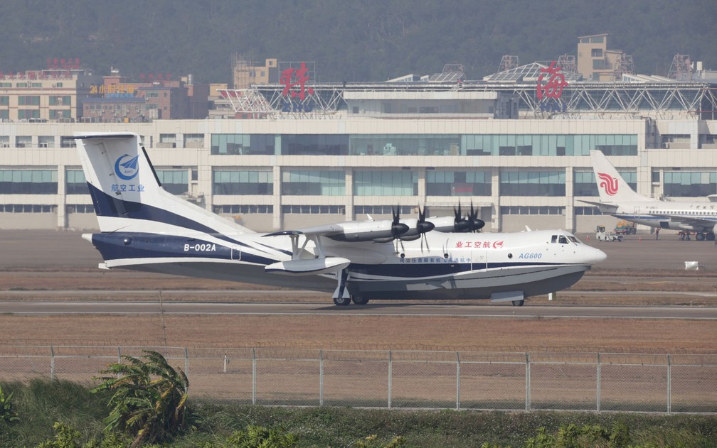 O AG600, maior avião anfíbio do mundo, pousa após seu voo inaugural em Zuhai, na província de Gyangdong, na China, no domingo (24) (Foto: Reuters/Stringer)