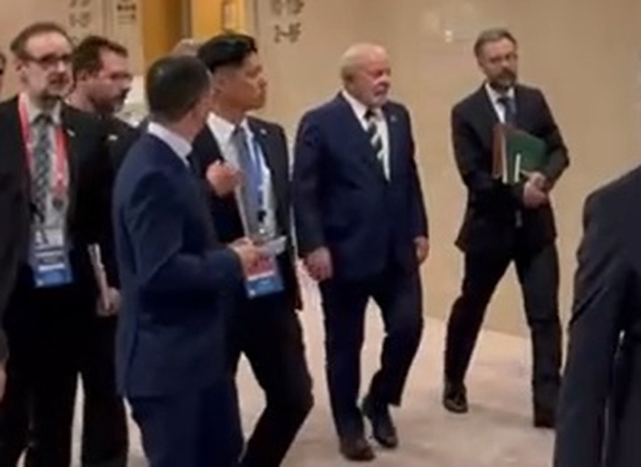 Lula na saída do encontro com o presidente da Indonésia