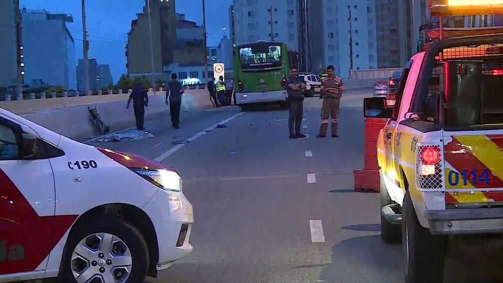 Mulher morre apÃ³s ser atropelada por Ã´nibus no Viaduto Orlando Murgel â Foto: ReproduÃ§Ã£o TV Globo