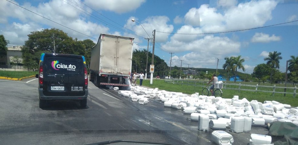 Caminhão com veneno para matar rato tomba e carga se espalha em Resende (Foto: Arquivo Pessoal/Luciano Martins)