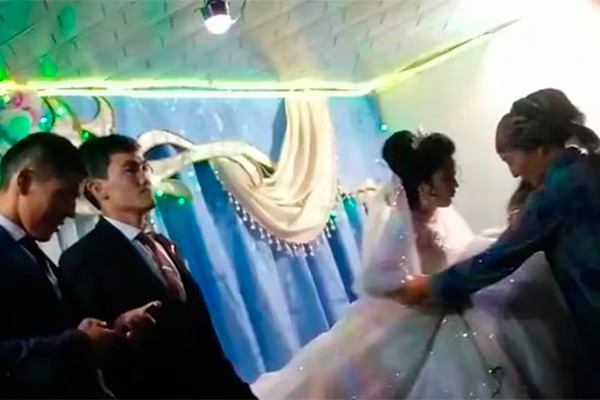 Agressão ocorrida em casamento no Uzbequistão (Foto: reprodução twitter)