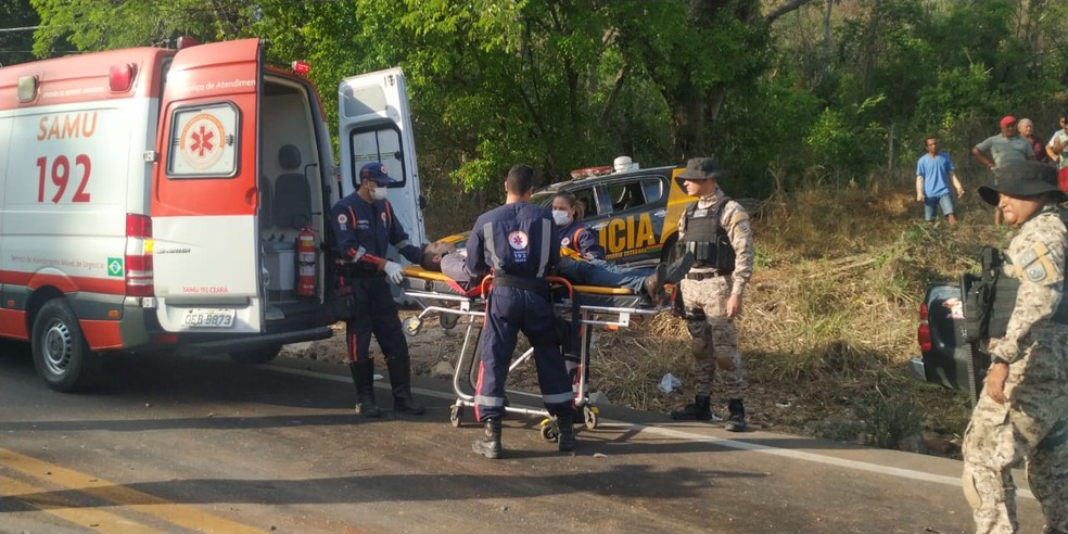 Vítima é colocada na ambulância e levada para o hospital — Foto: Foto: Valéria Alves/Sistema Verdes Mares