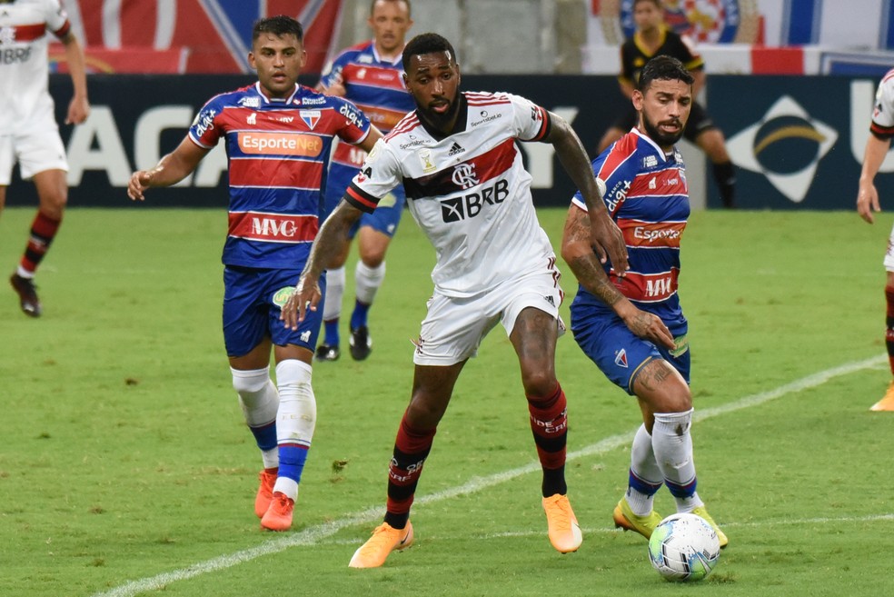 Gérson, do Flamengo, conduz a bola na partida contra o Fortaleza no Castelão — Foto: Caio Rocha/Framephoto/Estadão Conteúdo