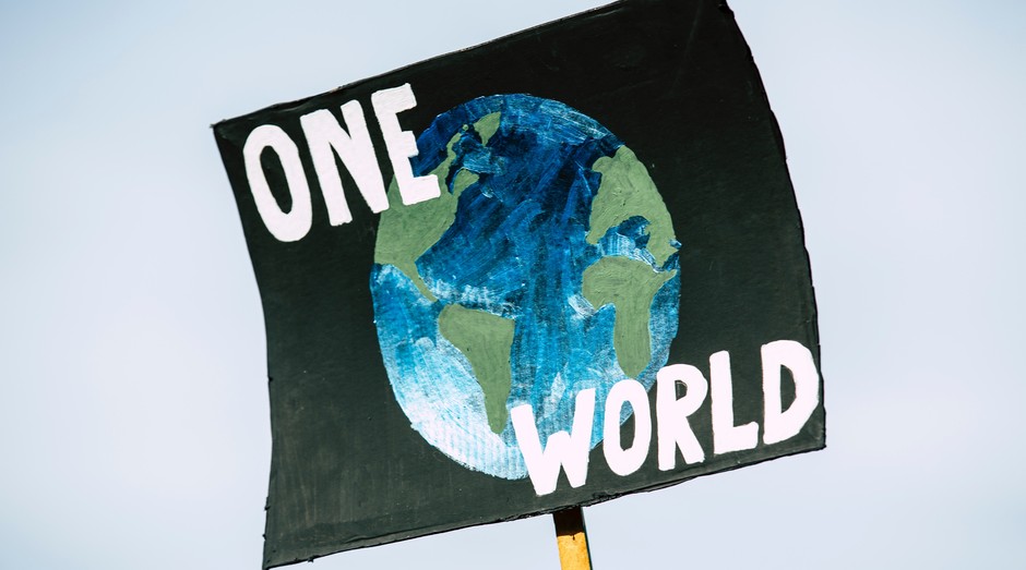 Cartaz em que se lê "Um Planeta", em inglês, fotografado durante protesto contra as mudanças climáticas (Foto:  Markus Spiske/Pexels)