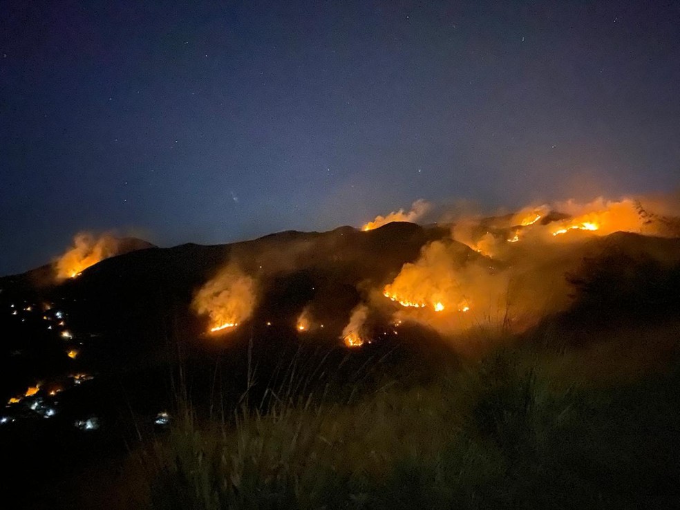 Incêndio começou na madrugada de segunda em Petrópolis após homem colocar fogo em veículo — Foto: Divulgação/Corpo de Bombeiros