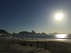 Domingo de sol na Praia de Copacabana (Foto: Fernanda Rouvenat / G1)