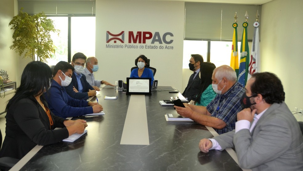Reunião com prefeito e MP-AC discutiu possível reversão do sistema de água e esgoto para o município  — Foto: Asscom/MP-AC