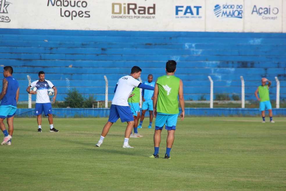 Maurício Barbieri em ação no treino do CSA — Foto: Denison Roma/GloboEsporte.com