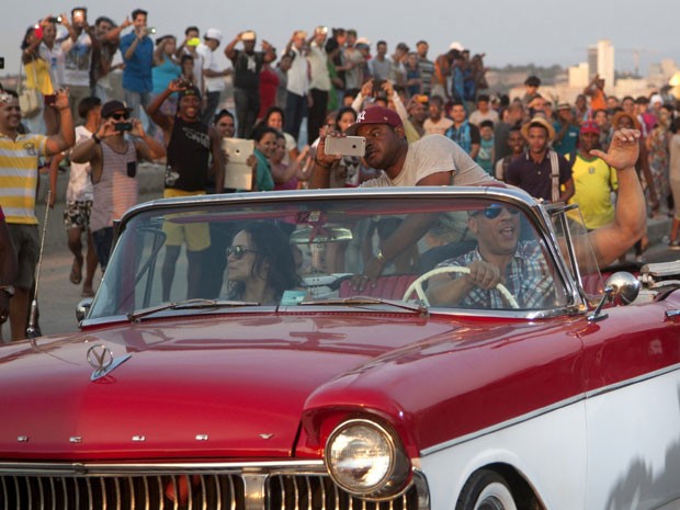 Michelle Rodriguez e Vin Diesel gravam cena de 'Velozes e Furiosos 8' em Havana nesta quinta-feira (28) (Foto: Fernando Medina/AP)