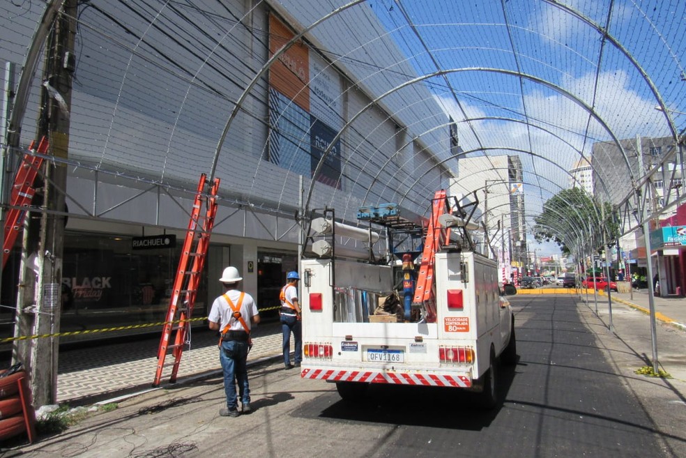 Fios roubados formavam um t&uacute;nel luminoso da decora&ccedil;&atilde;o natalina no Centro de Natal &mdash; Foto: Semsur/Divulga&ccedil;&atilde;o