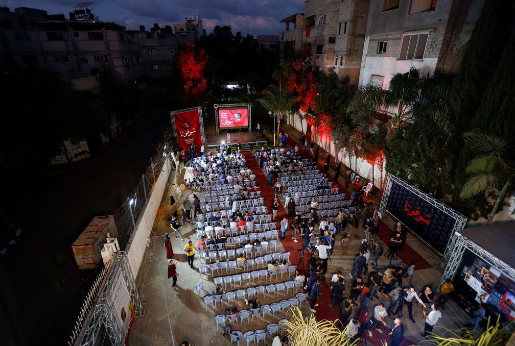 Palestinos assistem à 6ª edição do Red Carpet Film Festival, em um teatro recém-reformado na Cidade de Gaza, em 13 de outubro de 2022 — Foto: Reuters/Ibraheem Abu Mustafa
