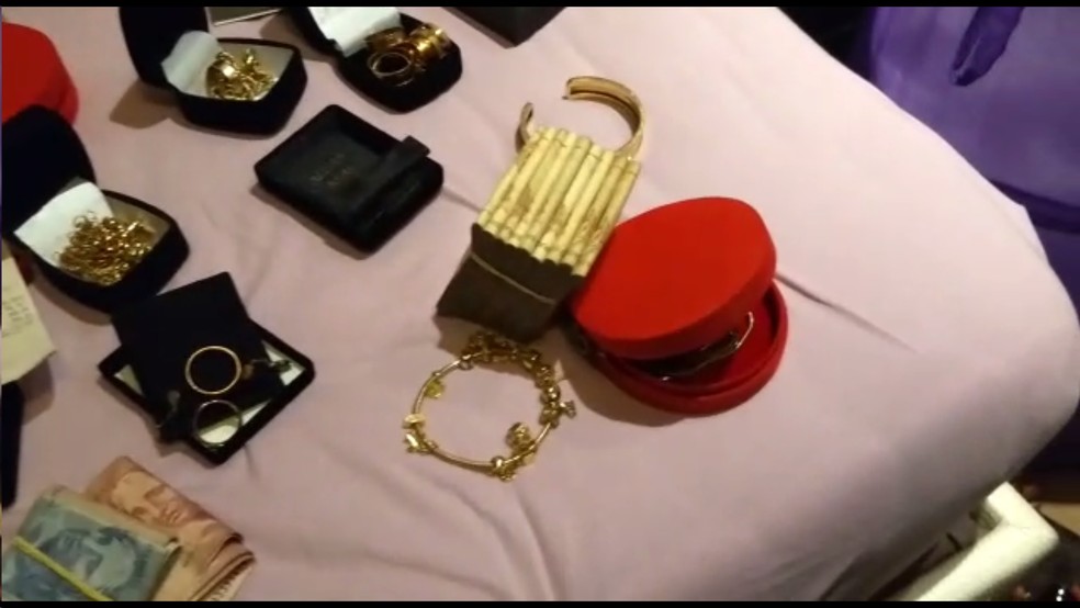 Dinheiro e joias apreendidos na casa de Luis Anderson, preso na OperaÃ§Ã£o Saigon (Foto: ReproduÃ§Ã£o/TV Globo)