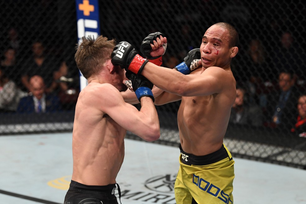 John Dodson nocauteou Nathaniel Wood com golpe de canhota no UFC Rio Rancho — Foto: Getty Images