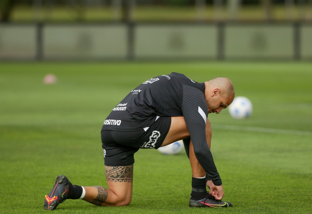 GARÇOM! Deixe sua mensagem ao Fábio Santos atual líder de assistências