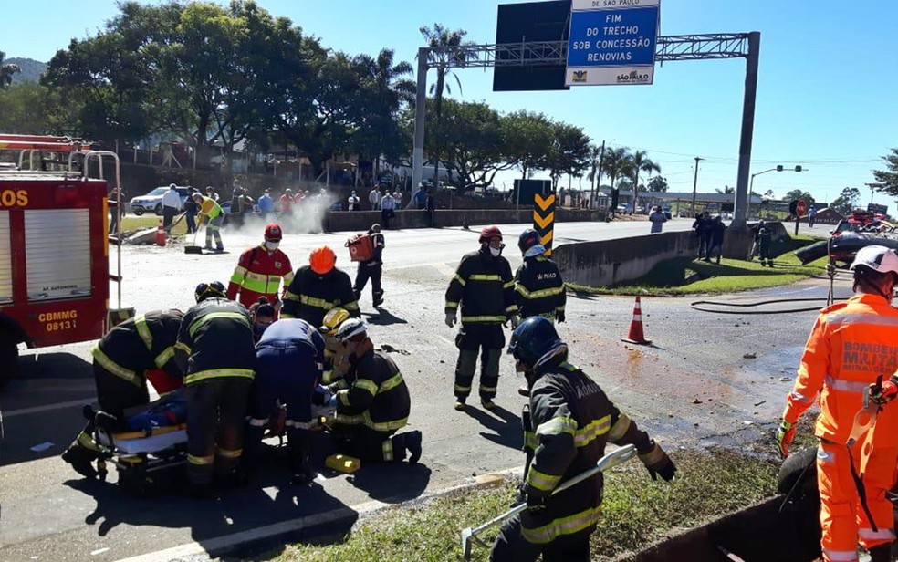 Grave acidente no Marco Divisório matou uma pessoa em Poços de Caldas — Foto: Corpo de Bombeiros