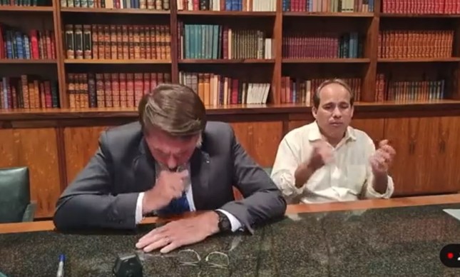 Crise de tosses chamou a atenção na live semanal do presidente Jair Bolsonaro