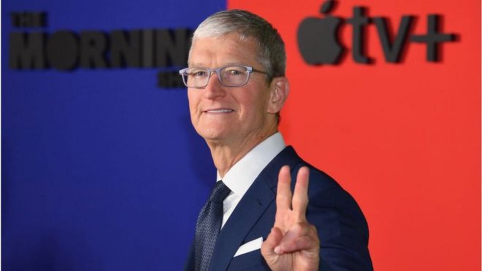 CEO da Apple, Tim Cook; empresa fabricante dos iPhones ultrapassou a marca dos US$ 2 trilhões em valor de mercado — Foto: Getty Images via BBC