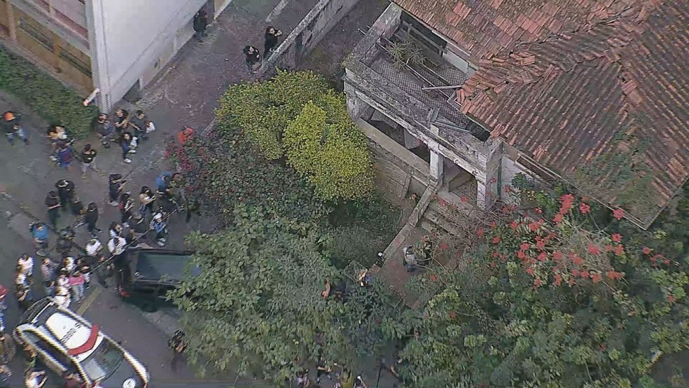 Pol&iacute;cia faz opera&ccedil;&atilde;o em casar&atilde;o abandonado em Higien&oacute;polis &mdash; Foto: TV Globo/Reprodu&ccedil;&atilde;o