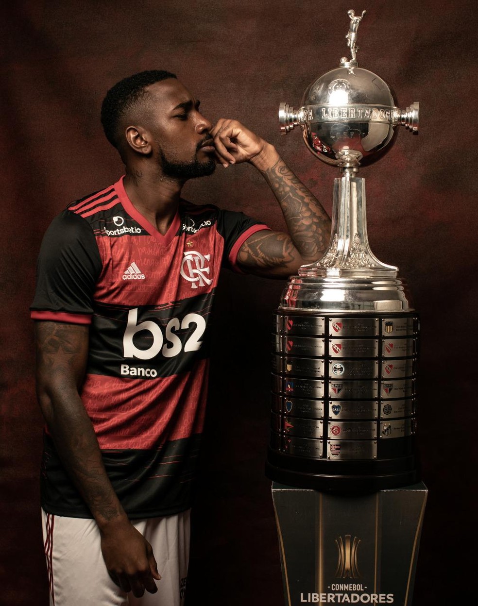 Gerson com a taça da Libertadores — Foto: Libertadores Divulgação