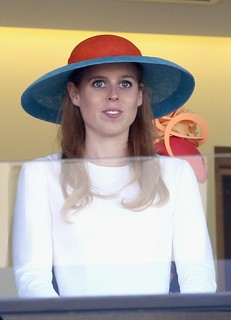 A princesa Beatrice, 26 anos, é muito próxima dos irmãos Charles e William –por outro lado, seu namorado, Dave Clark, foi até banido do casamento de Kate Middleton e William 
