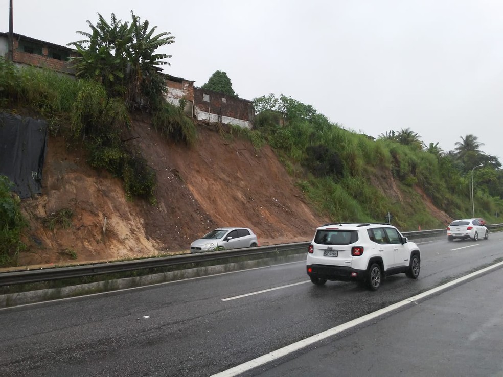 Barreira do Castelo Branco interditou uma das faixas da BR-230 em João Pessoa — Foto: Antônio Vieira/TV Cabo Branco