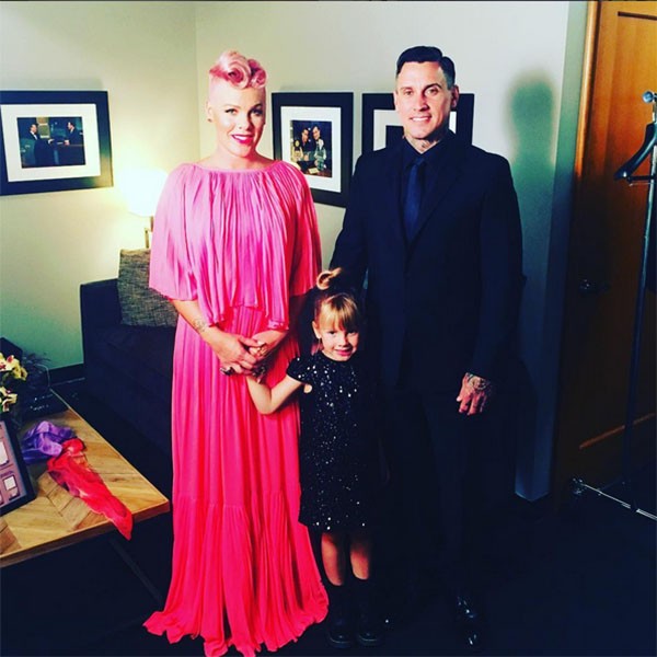 Carey Hart, Pink e a filha Willow (Foto: Instagram)