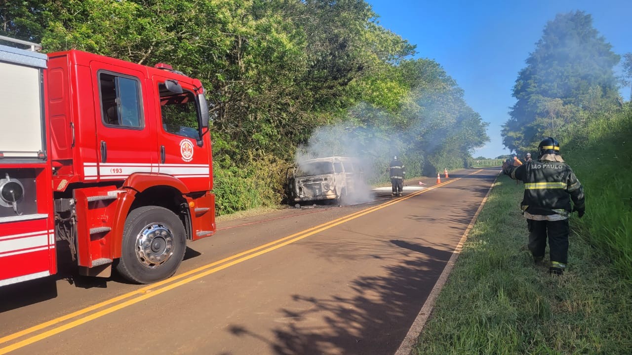 Kombi pega fogo em estrada municipal de Pardinho