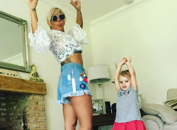 A cantora Kerry Katona com a etiqueta de sua nova roupa ao lado da filha (Foto: Instagram)