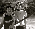 Caio Blat posa com um índio durante as filmagens | Arquivo pessoal