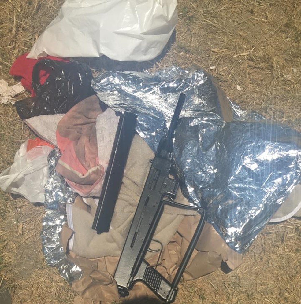 Dupla estava com metralhadora dentro de ônibus — Foto: BPRv