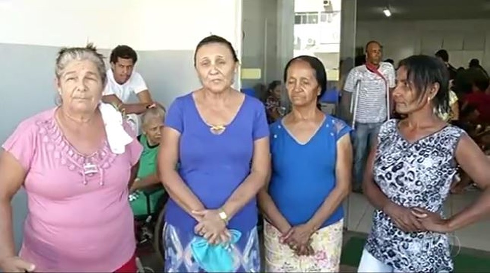 Acompanhantes reclamam da demora por cirurgias (Foto: Reprodução/TV Anhanguera)