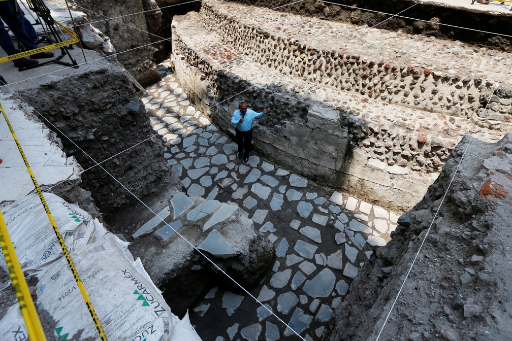 Arqueólogos também detalharam uma espetacular oferenda de 32 vértebras de homens  (Foto: Henry Romero/Reuters)