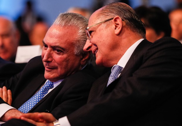 O presidente Michel Temer conversa com o governador de São Paulo, Geraldo Alckmin (PSDB), durante evento em São Paulo (Foto: Beto Barata/PR)